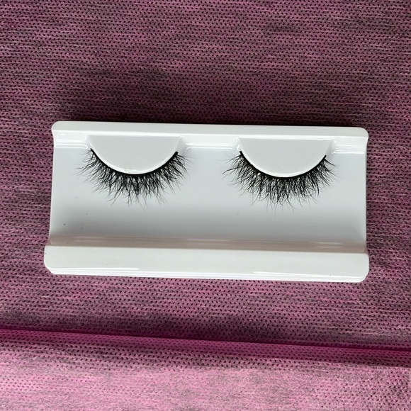 Strip lashes - Picture 1 of 2